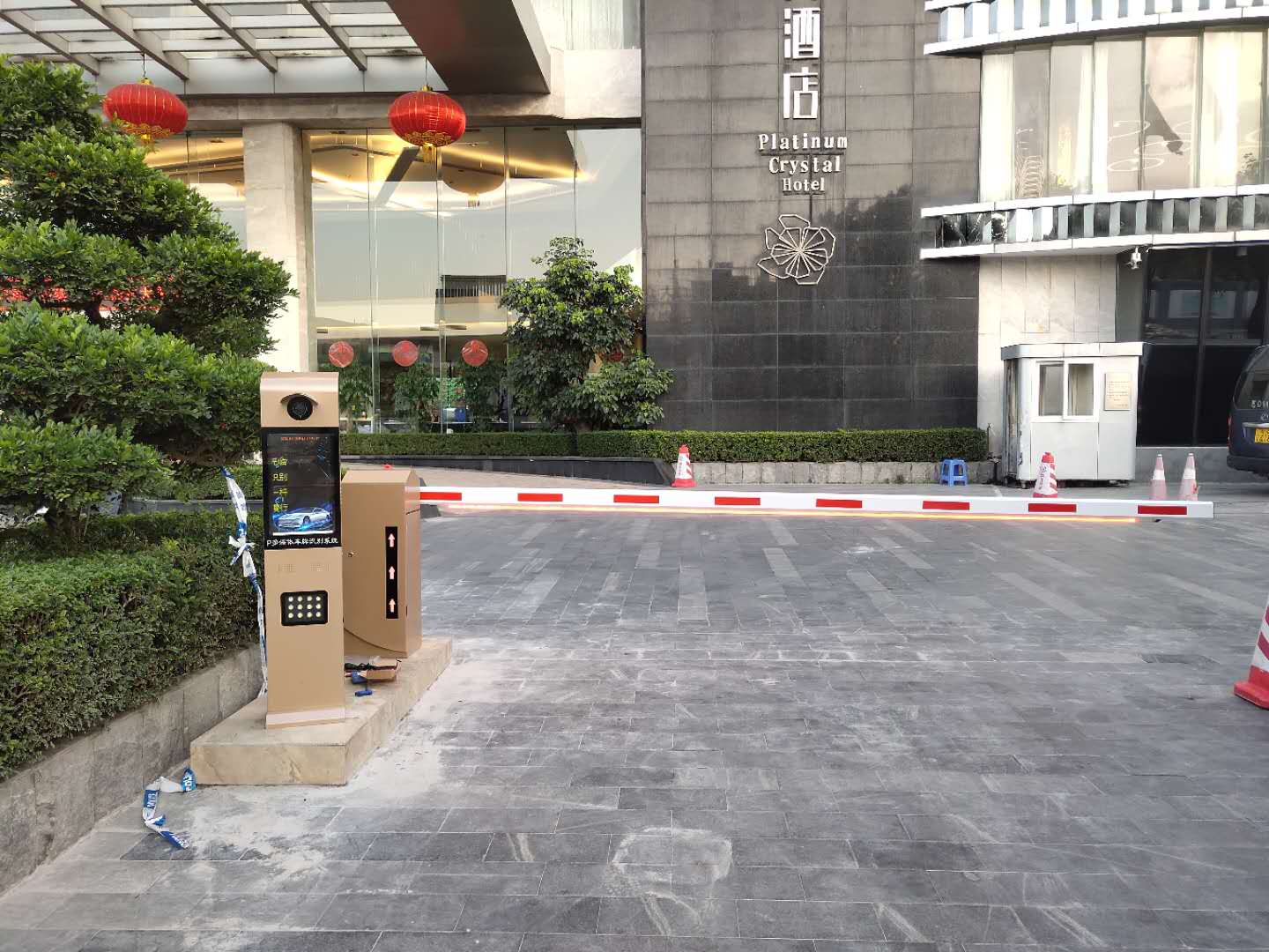 灑店停車場采用LCD大屏車牌識別項目